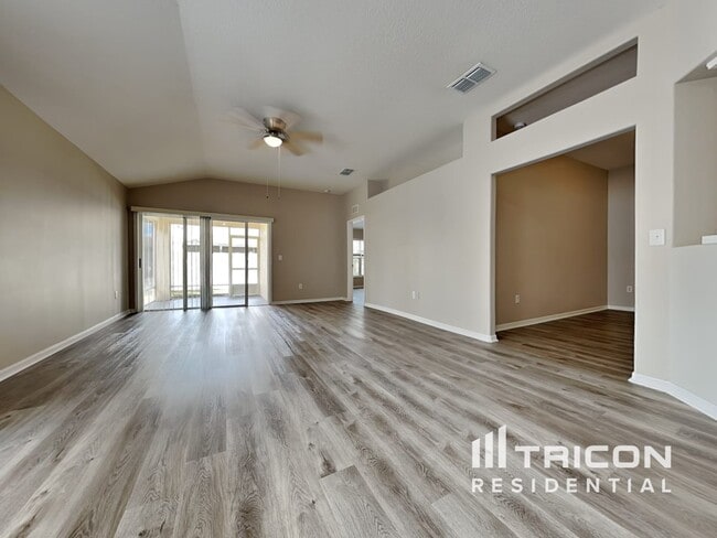 Building Photo - 31422 Shaker Cir