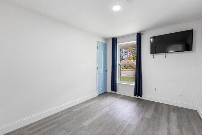 Building Photo - 1016 Beachwood Ave