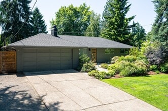Building Photo - Charming Mid-Century Home in Lake Oswego S...