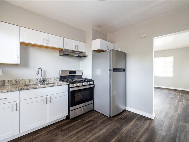 Building Photo - 2 Bedroom 1 Bathroom with Enclosed Backyard!