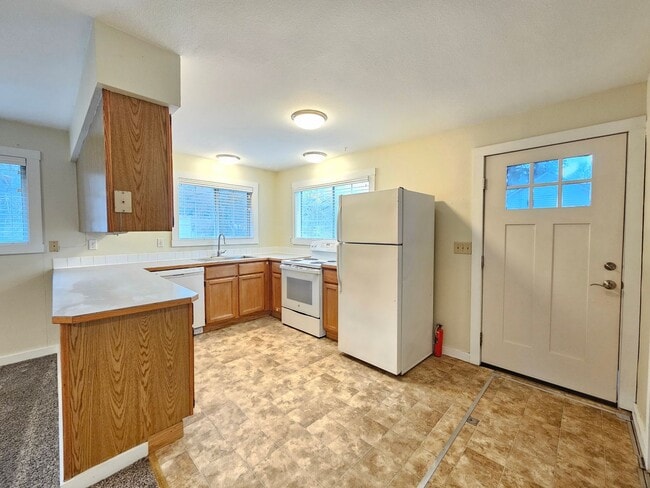 Building Photo - $1,650 - 2 Bed / 1 Bath Spacious House in ...