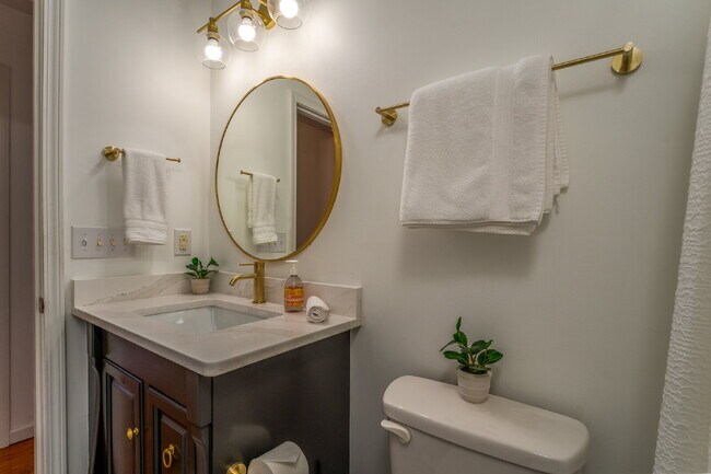 Building Photo - Mountain Lux Home - Centrally Located in B...