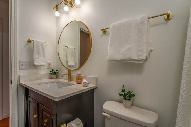 Building Photo - Mountain Lux Home - Centrally Located in Brevard! Furnished Mid- Term Rental Available from Novem...