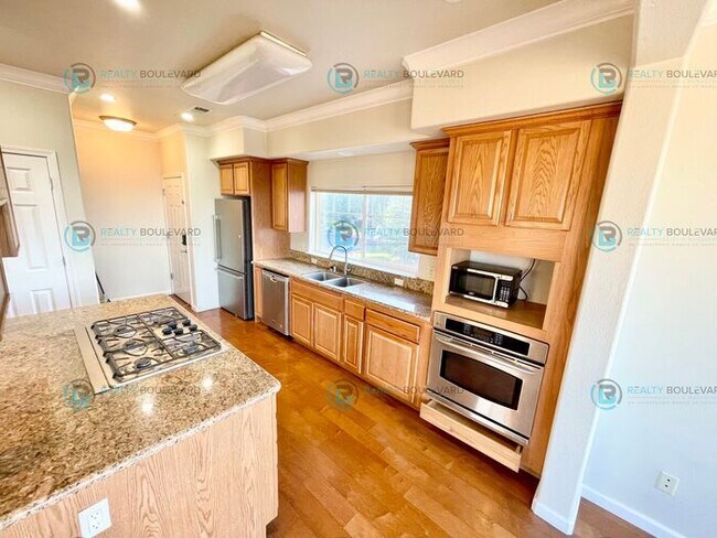 Building Photo - Stunning 3-Bedroom Townhome with Panoramic City Views, Upgraded Kitchen & Spacious Living in Nort...