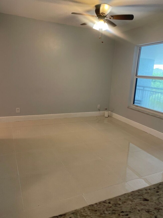Building Photo - Charming Apartment in Fort Lauderdale