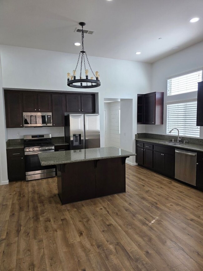 Building Photo - Beautiful Single Level 4 Bedroom located in Canyon Hills
