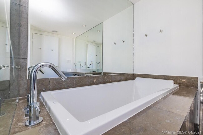 Building Photo - 475 Brickell Ave