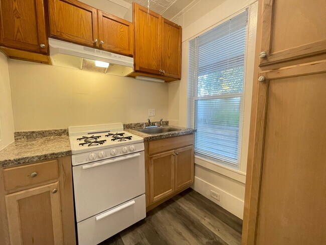 Building Photo - 325 Amherst St