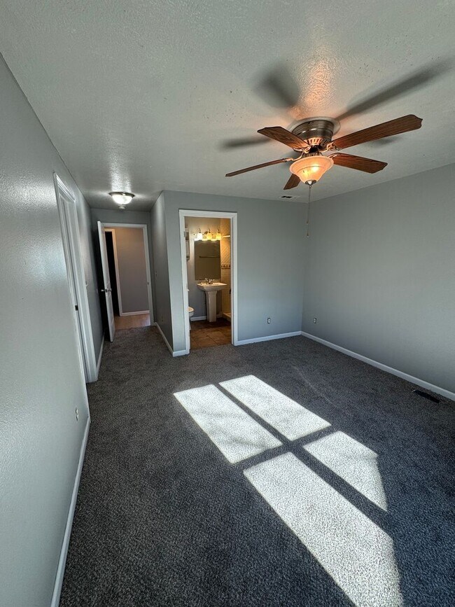 Building Photo - 3 bedroom/2 bath house