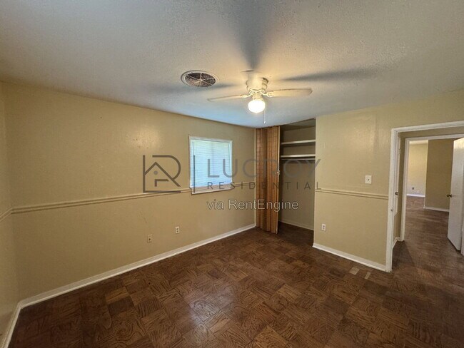 Building Photo - 3038 Lakewood Dr