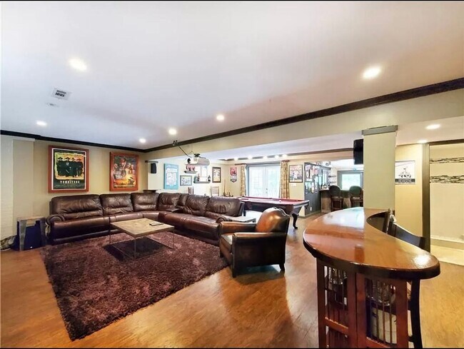 Building Photo - Gorgeous East Cobb Home with 5 bedrooms & 3.5 Bathrooms!!