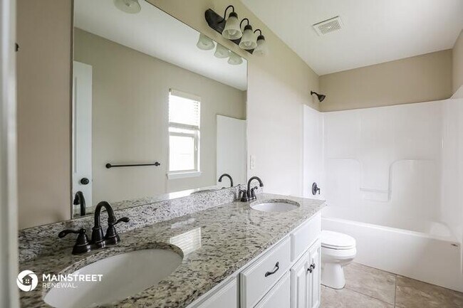 Building Photo - 422 Sunflower Dr, Raymore, MO 64083