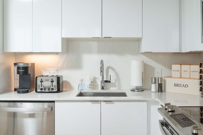 Building Photo - 677-679 Washington Street-SI ID1322145P