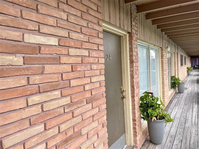 Building Photo - 3809 N Braeswood Blvd