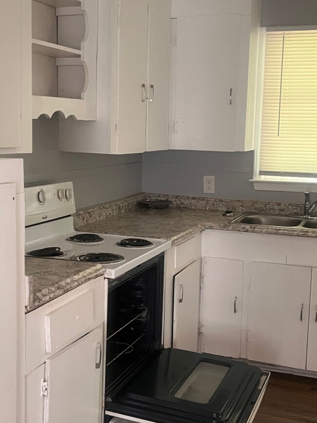 Building Photo - Two bedroom /One bath house