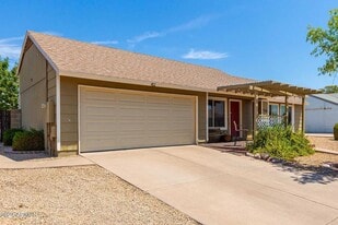 Building Photo - 716 E Hackamore St