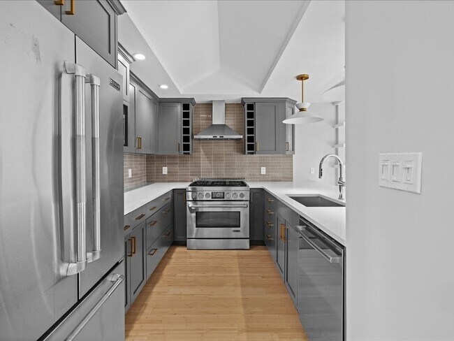 Building Photo - 81 Saint Botolph St