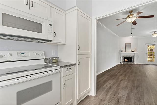 Building Photo - 3550 Country Square Dr