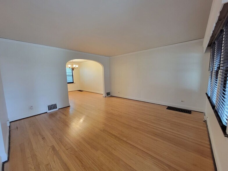 Building Photo - 10529 S Eberhart Ave