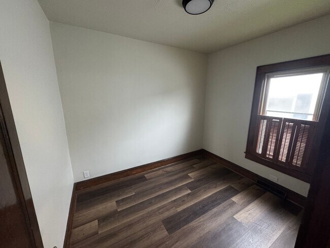 Building Photo - Updated 2-Bedroom Home with Spacious Layou...