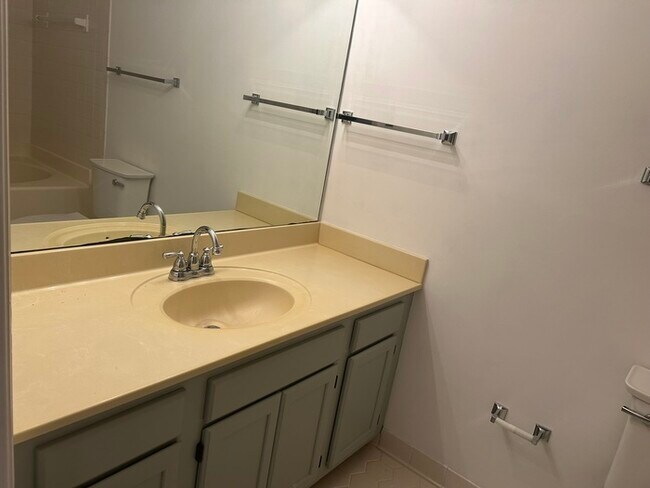 Building Photo - Move-in Ready Luxurious 2 bedroom, 2 bathroom affordable condo in Hoover, Alabama