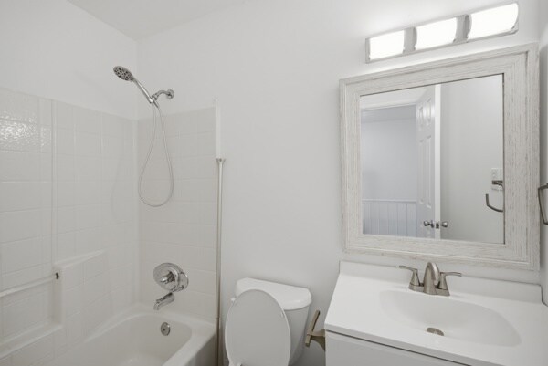 Building Photo - 748 Creekside Cres