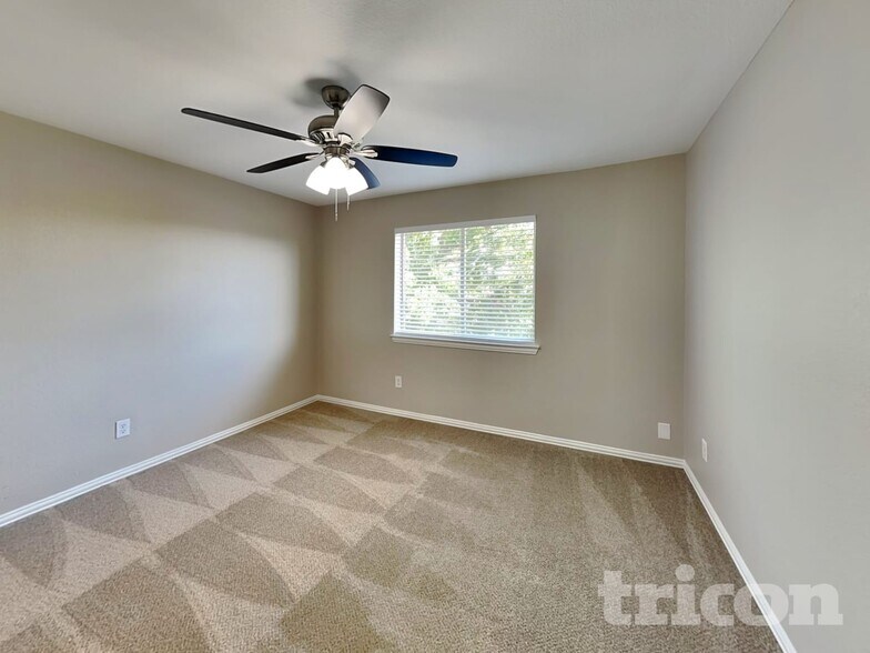 Building Photo - 523 Pinnacle Dr