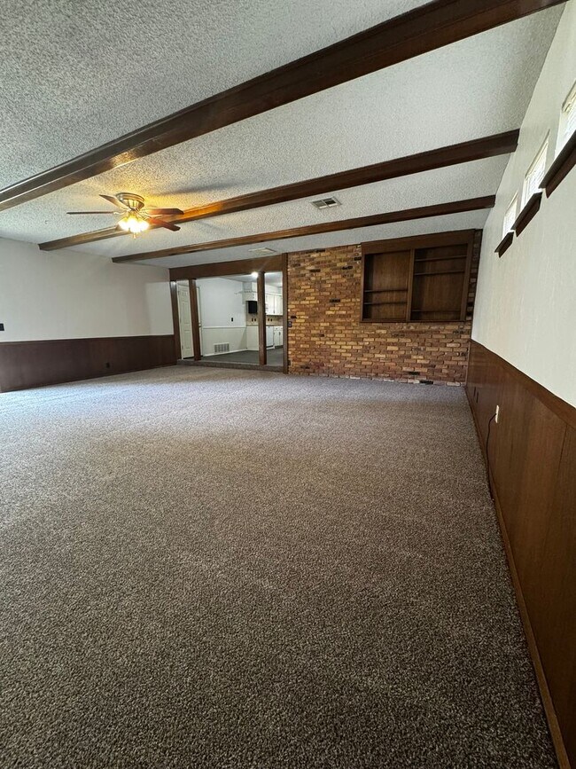 Building Photo - (3) Bed/(2) Bath with (2) Living Areas in MWC Avail NOW!
