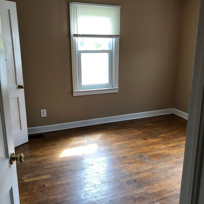 Building Photo - Beautiful country settings!  3 Bedroom / 1 bath - Kingsport TN