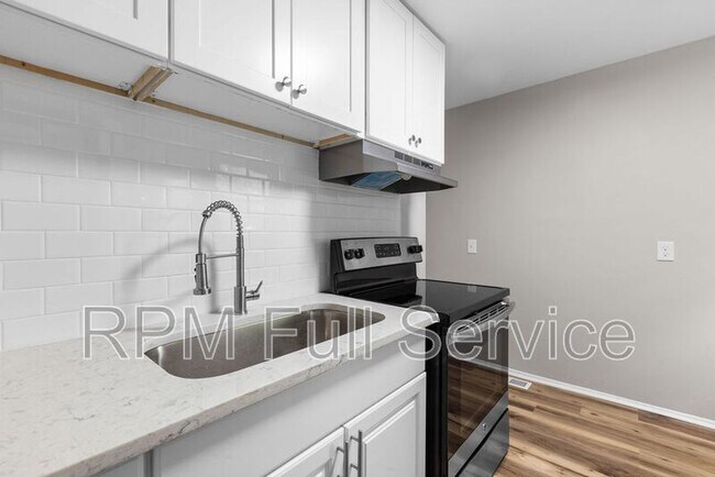Building Photo - 895a W Sharpe Ave