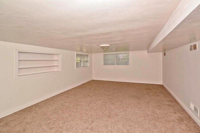 Building Photo - Coveted Northend Location! Spacious 5 bedr...