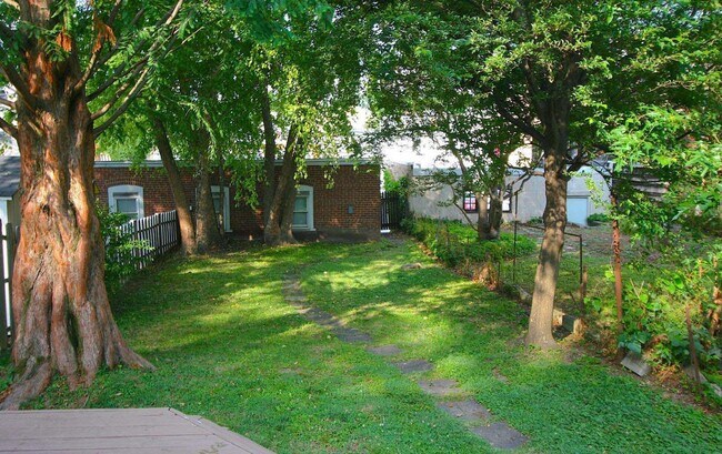 Building Photo - right and spacious 4-bedroom