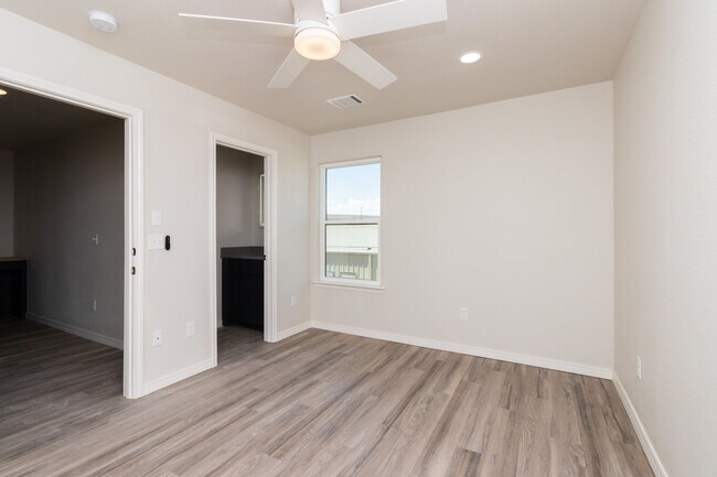 Two Story (3 bed/3.5 bath/1 car garage) - 406 38th St