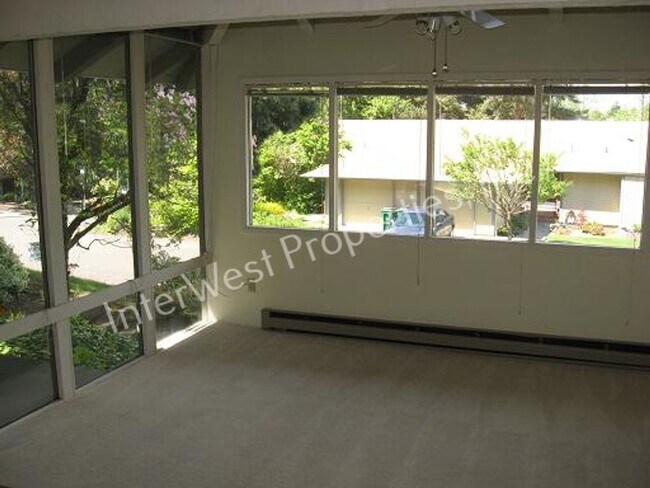 Building Photo - 3 BR Townhome- Wonderful Privacy Deck in Beaverton with 1 Car Garage & A/C!