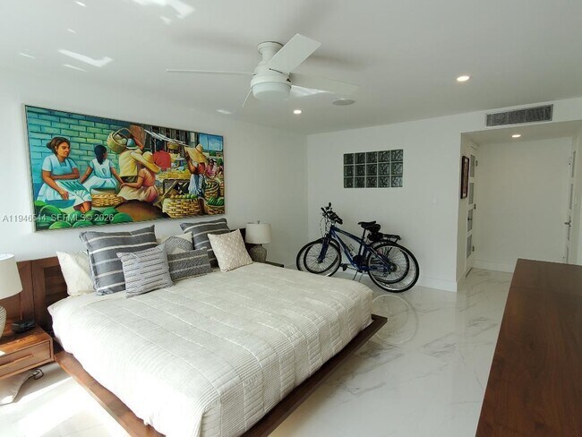 Building Photo - 9225 Collins Ave