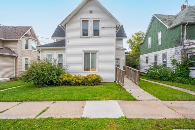 Building Photo - 218 E 8th St