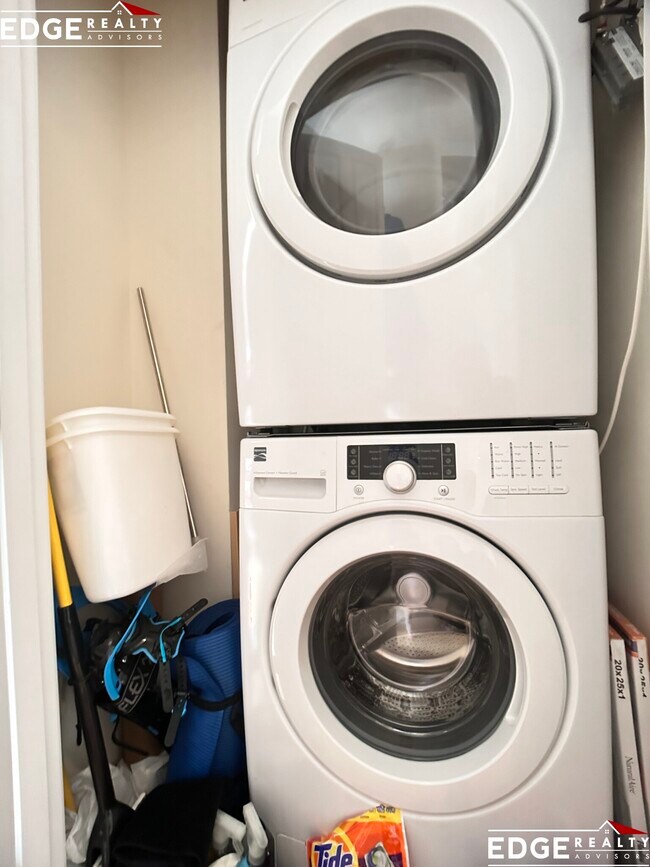 Building Photo - 1584 Beacon St