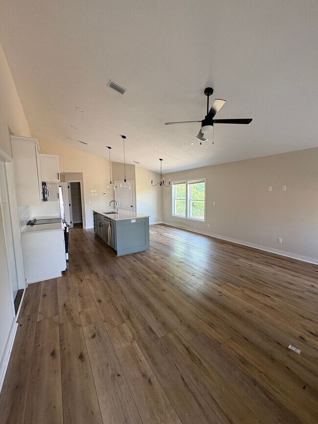 Building Photo - 3b/2Bth Home