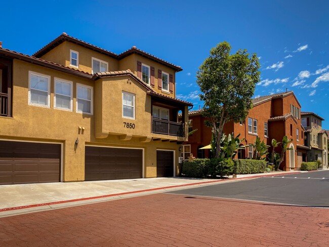 Building Photo - Torrey Highlands 3BR Townhome with Garage