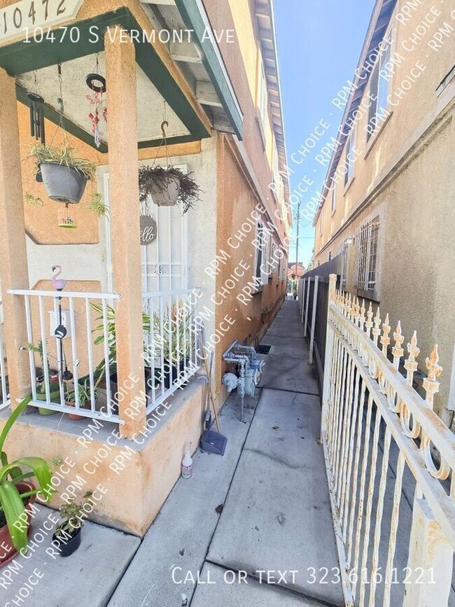 Building Photo - 10470 S Vermont Ave