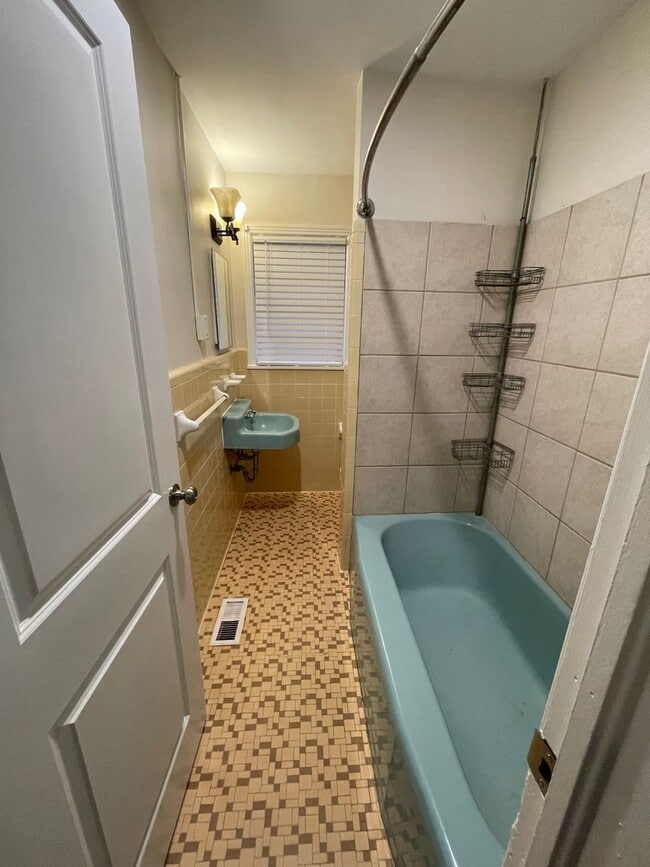 Building Photo - Precious updated centrally located home in Auburn