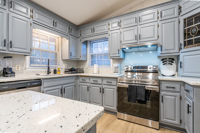 Building Photo - 702 Chambers Dr NE