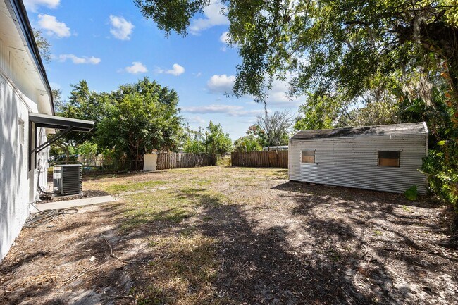 Building Photo - Modern Touches, Classic Charm—Your Bradenton Home Awaits