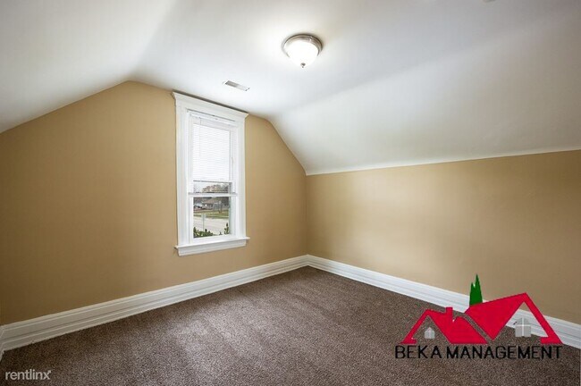 Building Photo - 2 br, 1 bath Triplex - 19336 Martin Rd Apt 3