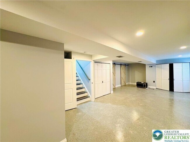 Building Photo - 6945 Hunt Dr