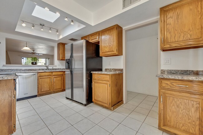 Building Photo - East-2 bedroom/ 2 bathroom townhome