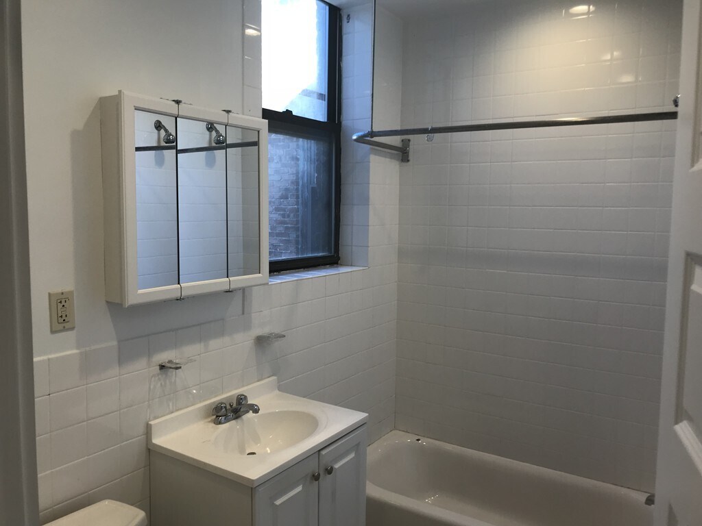 Building Photo - 1489 Beacon St