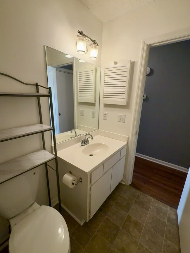 Building Photo - 105 Shoals Dr