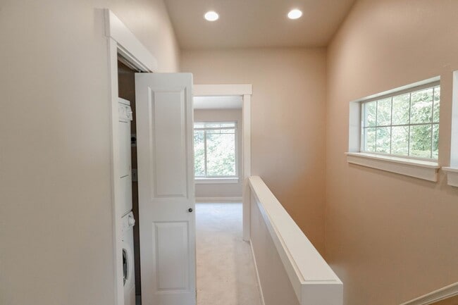 Building Photo - Townhouse Move-In Special – Half Month Free! Beautiful townhouse 3 beds 2.5 baths and garage.