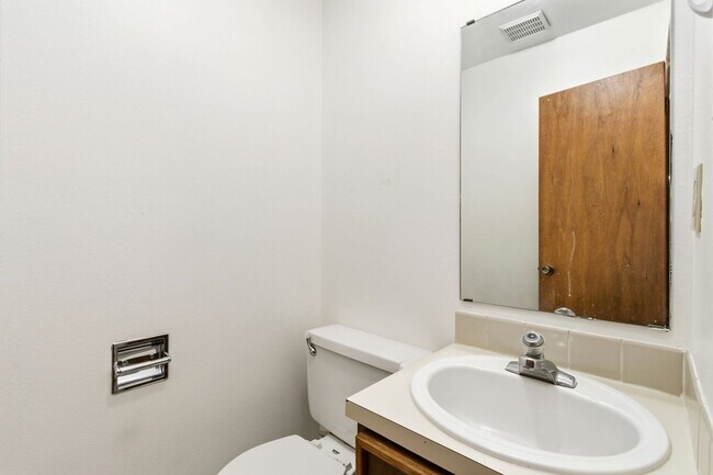 Building Photo - 512 Strachan Dr
